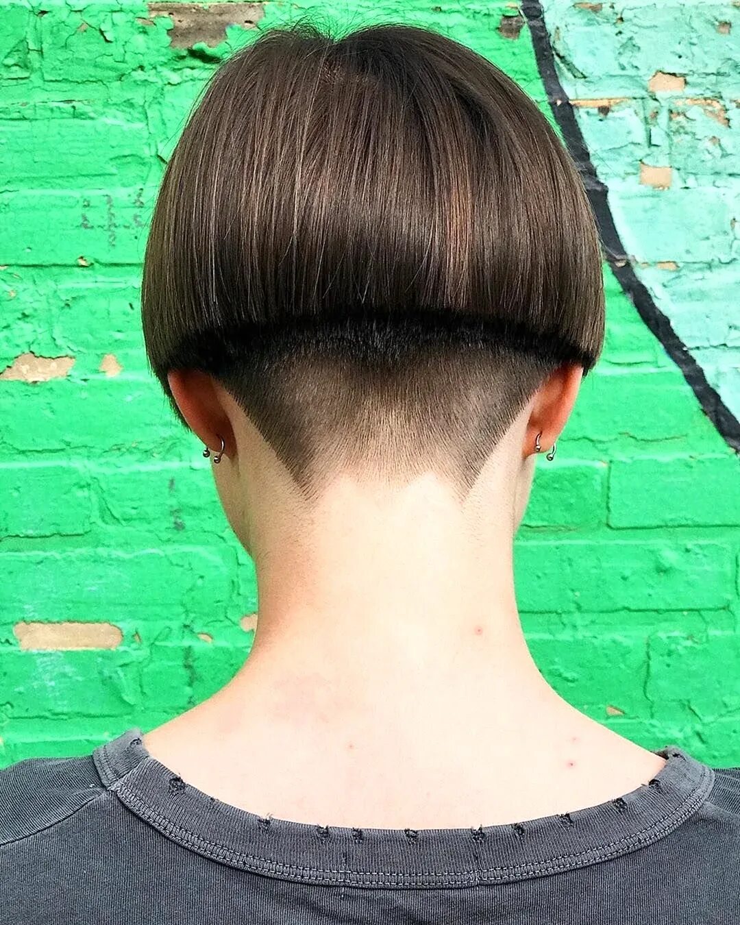 Стрижка каре затылок. Стрижка теменной зоны фото. Каре на ножке на короткие. Bowl cut стрижка. Округлый затылок.