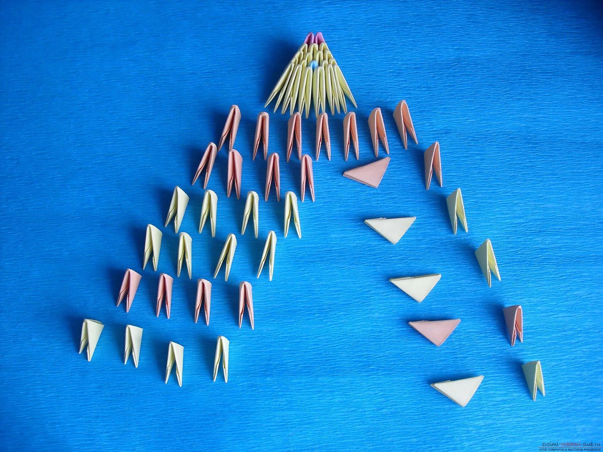 Сделать модуль своими руками. Модульное оригами для начинающих. Рыбка из треугольных модулей. Оригами из треугольных модулей. Фигурки из бумажных треугольников.