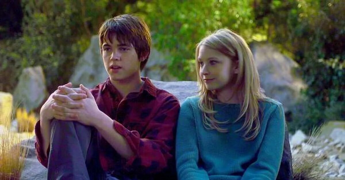 Влюбленные парень и девушка. Песня два подростка. Boy looking. Друзья с гитарой. Парень лежит на траве.