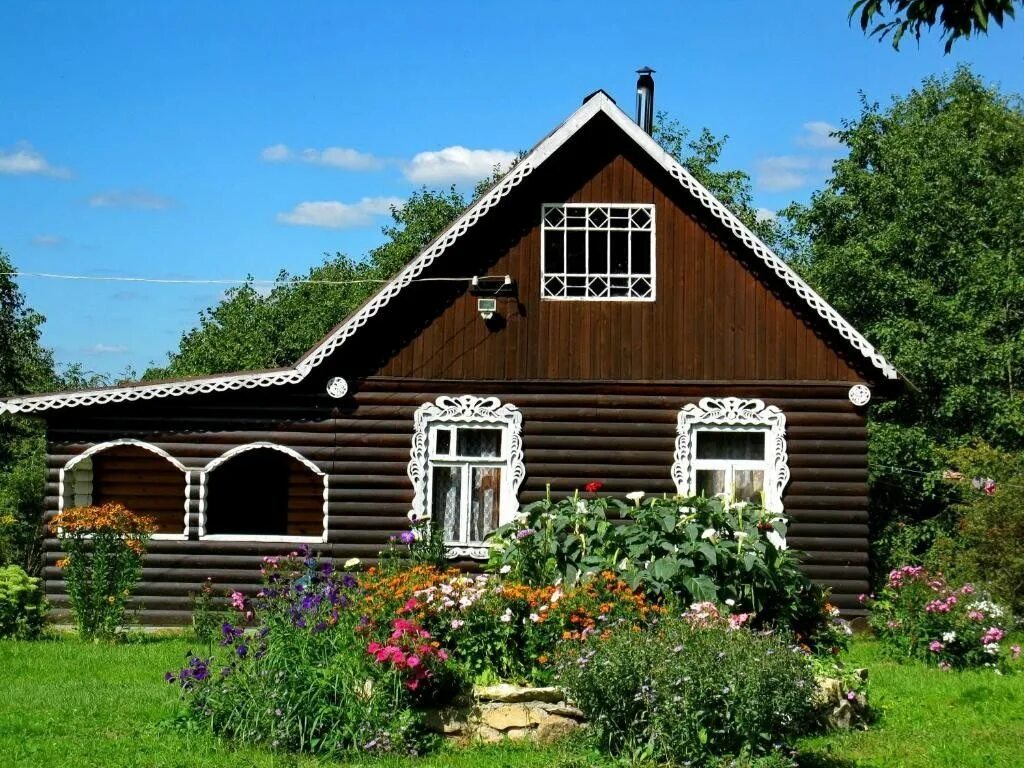 Деревенский загородный. Деревенский домик. Красивый дом в деревне. Красивый деревенский дом. Дачный домик.