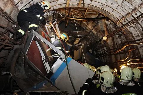 Поезд сошел с рельсов метро
