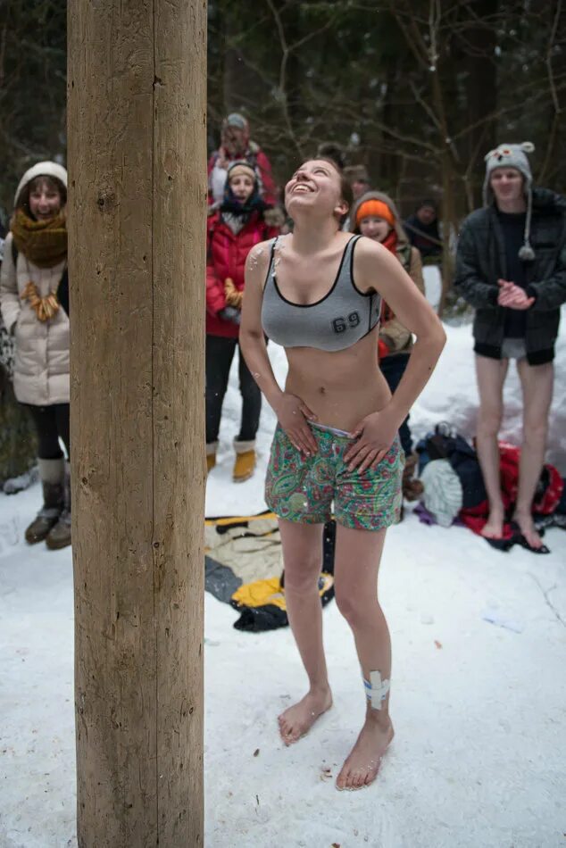 Штурм снежной крепости. Масленица столб в дубне. Масленица снежная крепость. Народные гуляния бакшевская масленица. Бакшевская масленица 2021.