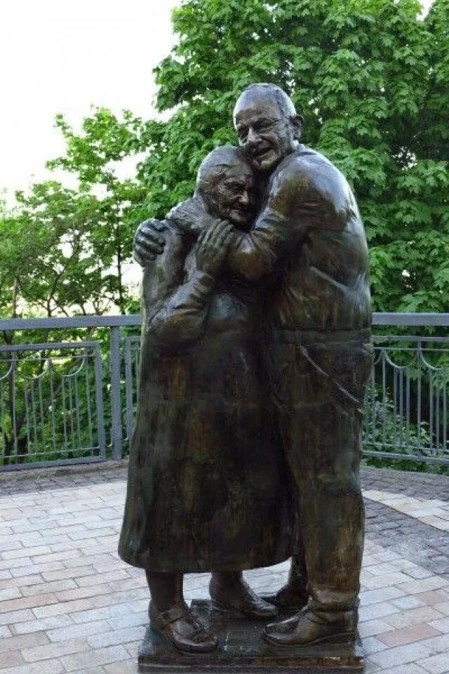 Памятник Луиджи и Мокрине. Памятник Мокрине и Луиджи в Киеве. Скульптура история любви Киев. Киев памятник влюбленным.