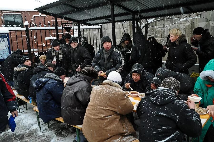 Много бездомных людей. Бездомные женщины в москве. Культурный бомж родион сергеевич. Много бездомных людей. Много бездомных людей.