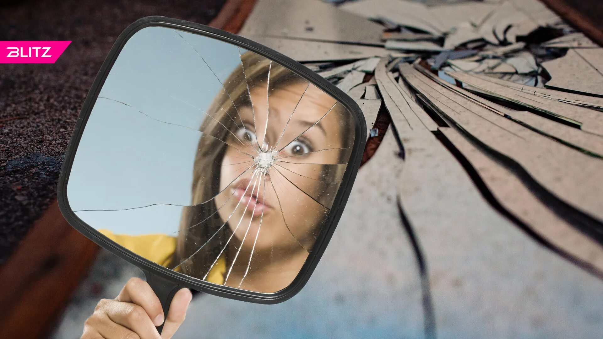 Разбить зеркало случайно дома. Имитация треснутого зеркала. Разбитое зеркало мотоцикла. Зеркало новости.