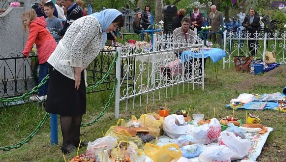 Пасха на кладбище. Хождение на кладбище на Пасху. Поминальный день на кладбище. Радоница на кладбище.