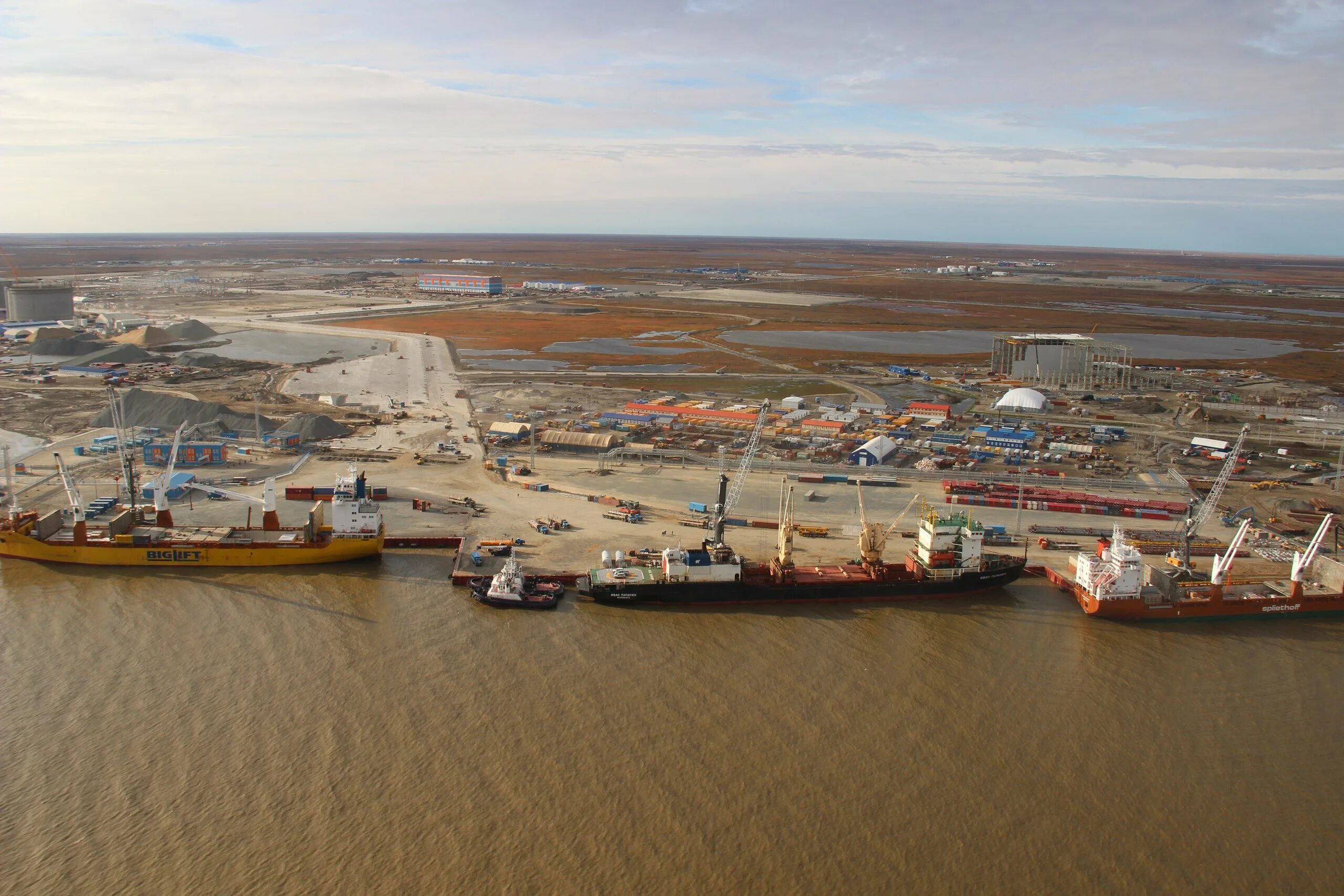 Газпром добыча тамбей. Поселок сабетта ямало-ненецкий автономный округ. Обская губа салмановское месторождение. Автотопливозаправщик на зимнике. Газпром добыча тамбей руководство.