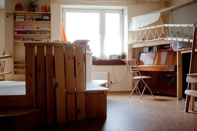 Необычные стеллажи. Гардеробная под лестницей. Шкаф под винтовой лестницей. Не хватает пространства. Московская перспектива обложка.