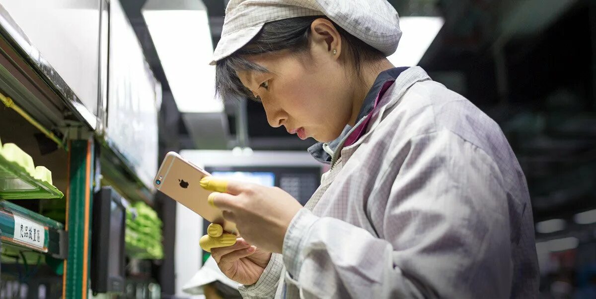 Производство айфонов. Foxconn сборка айфонов. Производство смартфонов. Айфон производство. Завод фоксконн в китае.