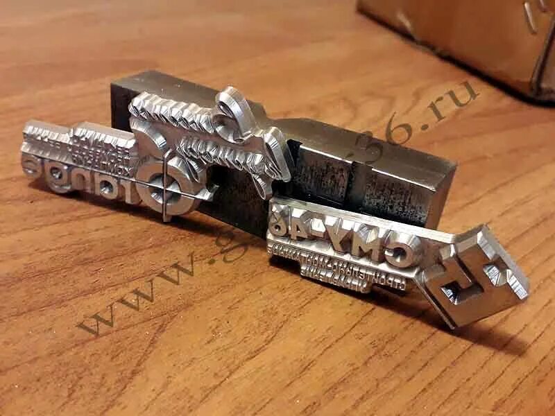 Травление клише. Полимерные клише для тиснения фольгой. Магниевое клише. Магниевое клише. Клише из магния.