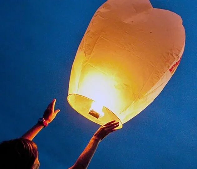 Небесный фонарик шар желаний. Воздушный шар со свечкой. Китайские фонарики. Воздушная свечка. Огненные фонарики.