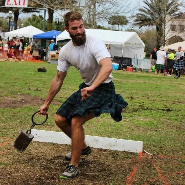 Встал в общественном транспорте. Мужчины с расставленными ногами в метро. Flashing men. Flashing man. Мужской килт william lawson.