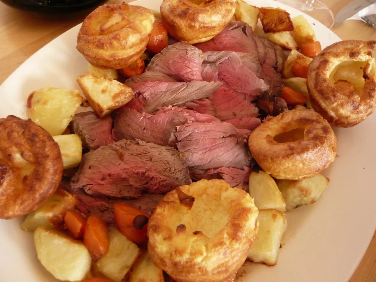 Национальные блюда англии. Roast Beef and Yorkshire Pudding. Ростбиф с йоркширским пудингом. Вкусные блюда. Блюда на английском.