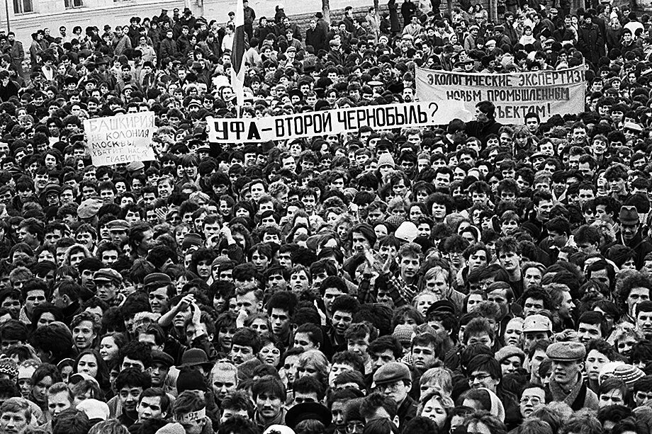 Митинг сбм уфа. Митинги в москве 2022. Саратов мобилизация 2022. Памятник десантникам в уфе парк победы. Волнения в уфе.