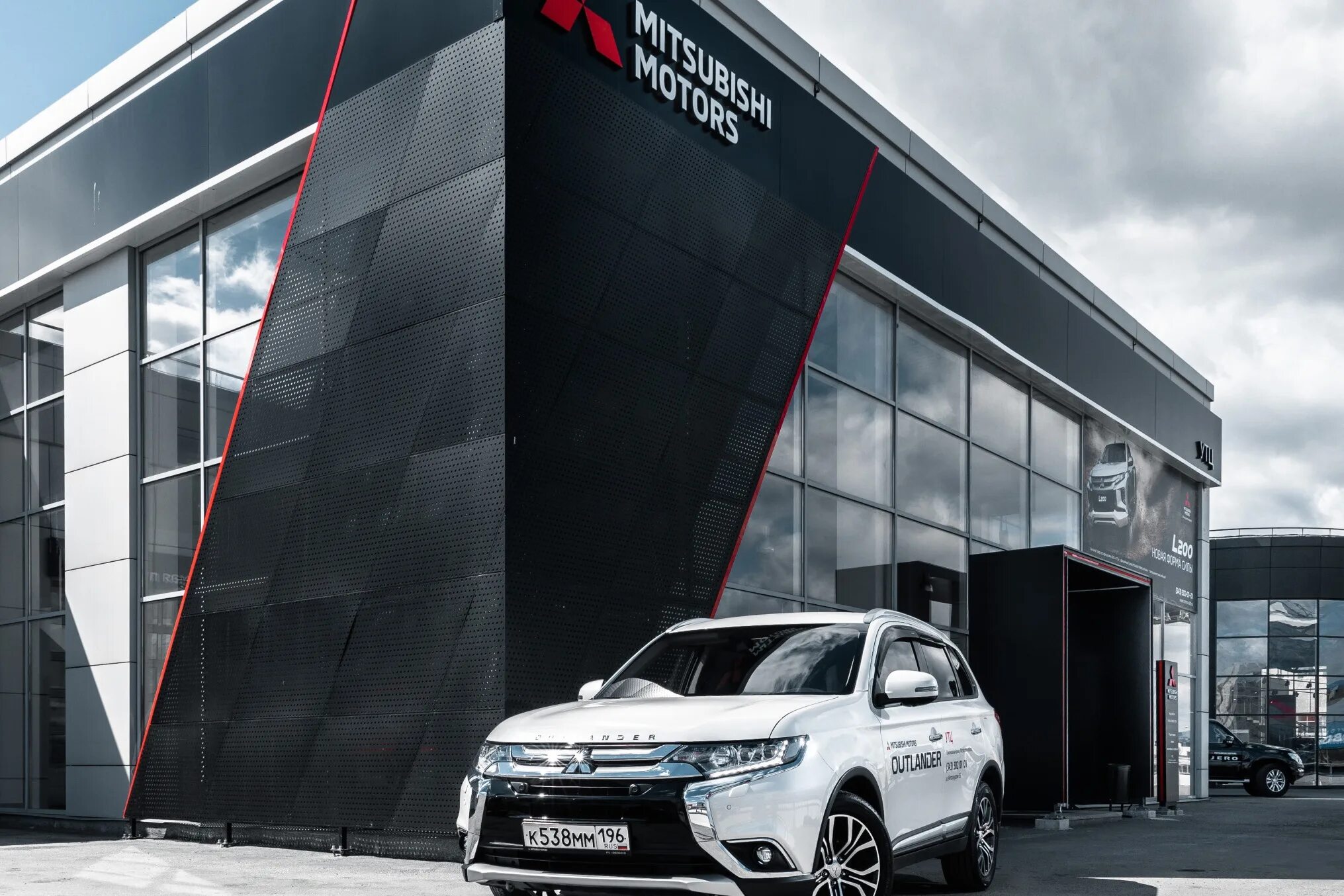 Дилеры мицубиси аутлендер. Автосалон Митсубиши. Автосалон Mitsubishi. Дилерский центр. Мицубиси в автосалоне.