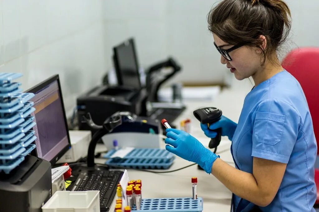 Aqualab kg. Аква лаборатория в бишкеке. Лаборатория аквалаб бишкек. Лого aqua lab. Оператор фото.