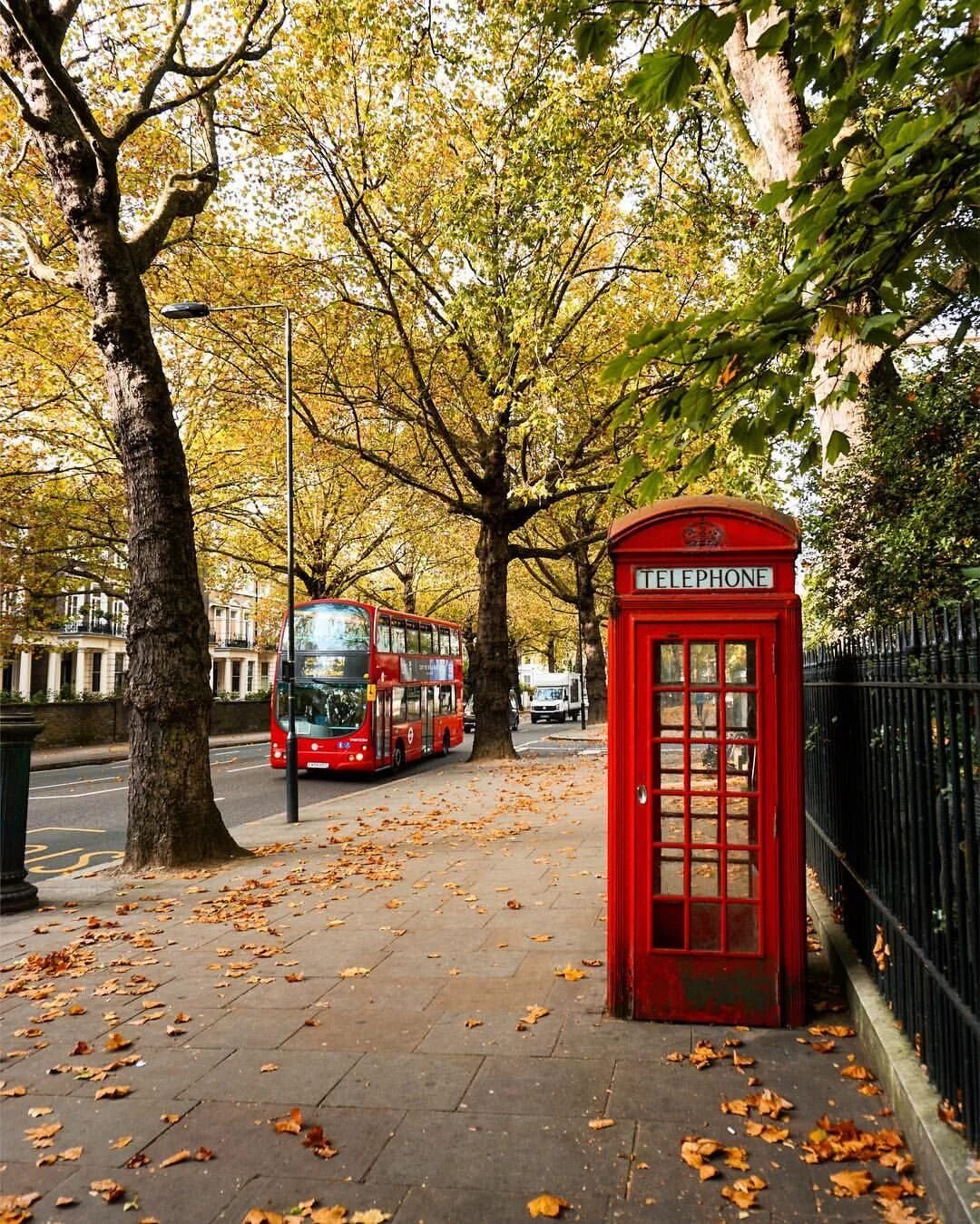 Фото на улице на телефон. Лондон осенью улицы Кебби. Англия Лондон улочки. Витанхерст Лондон. Осенний Лондон.