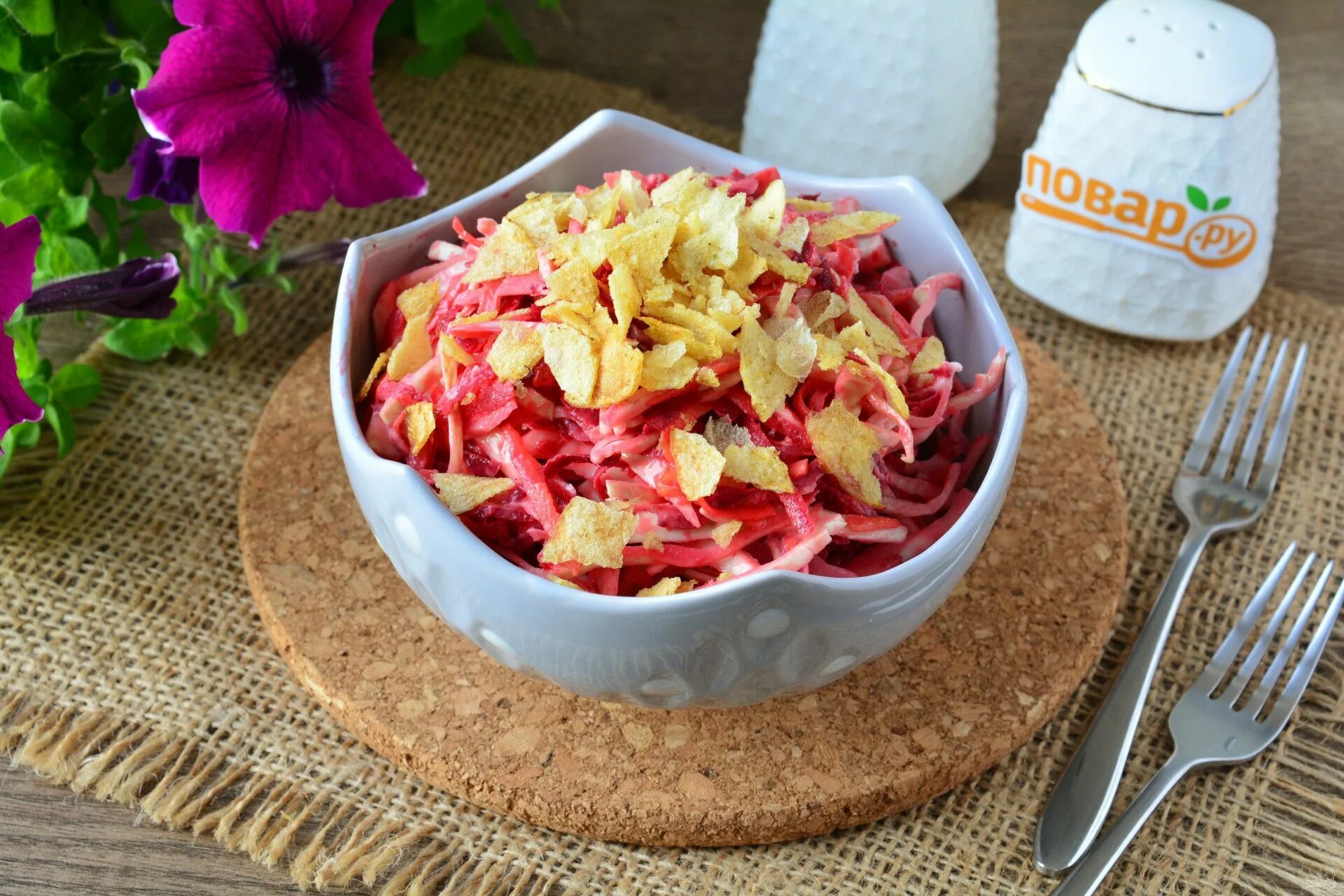 Украшение салата подсолнух. Салат хризантема с чипсами. Салат солнышко с чипсами. Салат с чипсами рецепт классический пошаговый. Салат ромашка.