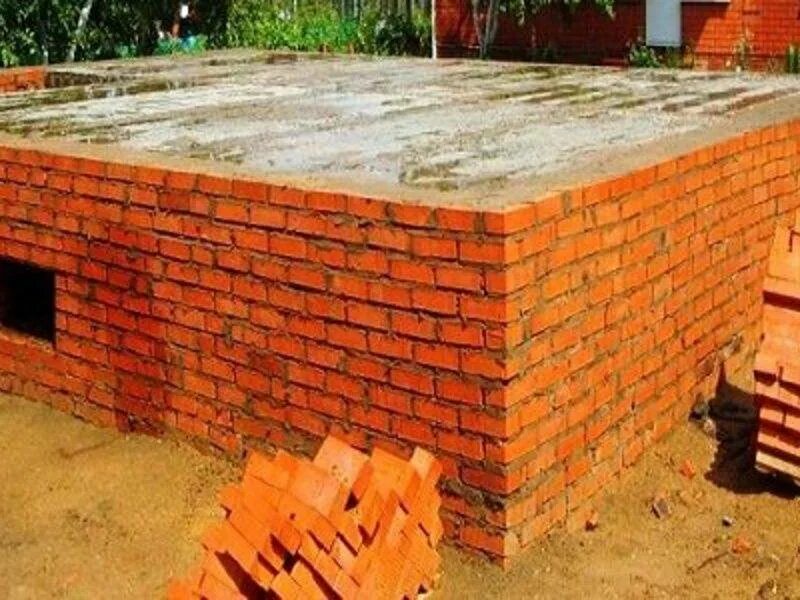 Дома из полнотелого кирпича. Кирпич для фундамента. красный кирпич для фундамента. цоколь из полнотелого кирпича. фундамент из полнотелого кирпича.