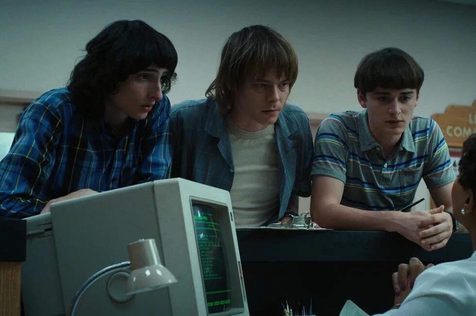 Netflix странные дела. Netflix странные дела. Милли бобби браун и финн 2022. Очень странные дела нетфликс. Netflix странные дела.