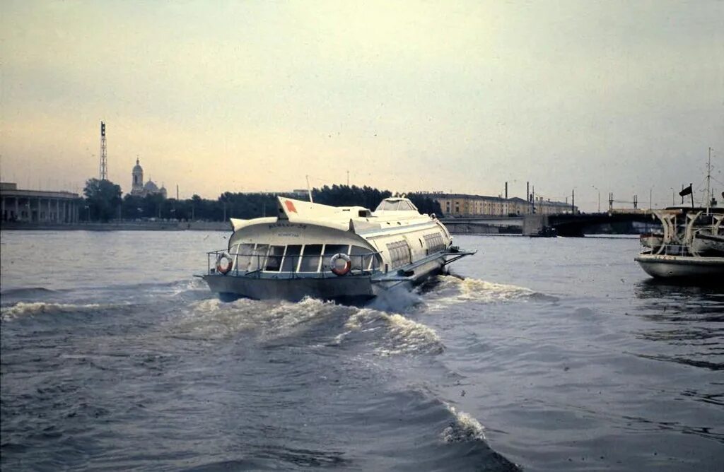 Метеор 24 ленинградское. Метеор на неве. ленинград 1970. пристани набережных ленинграда.