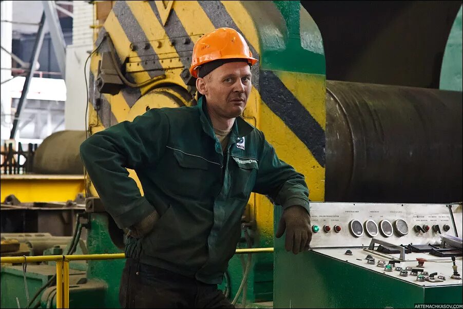 рабочий на заводе. работяга с завода. молодой специалист инженер. доброе утро заводчане. заводчане фото.