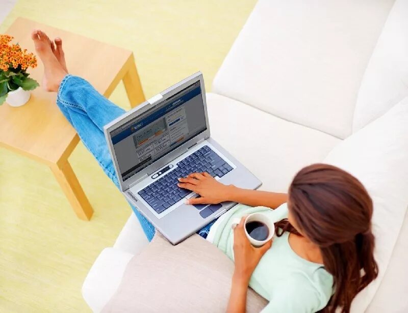 Женщина за ноутбуком. Временная удаленная работа. Девушка с ноутбуком на природе. Девушка фрилансер. Работа дома.