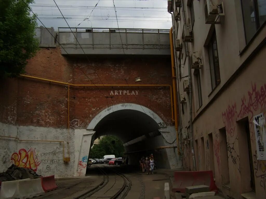 Арка проезд. Артплей трамвайный тоннель. Трамвайный тоннель в Сыромятническом проезде. Сыромятнический тоннель Москва. Арка на Сыромятническом проезде.