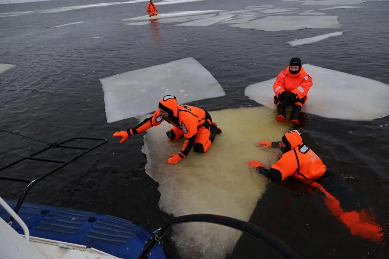 Спасение. Спасение человека провалившегося под лед. МЧС России спасают.