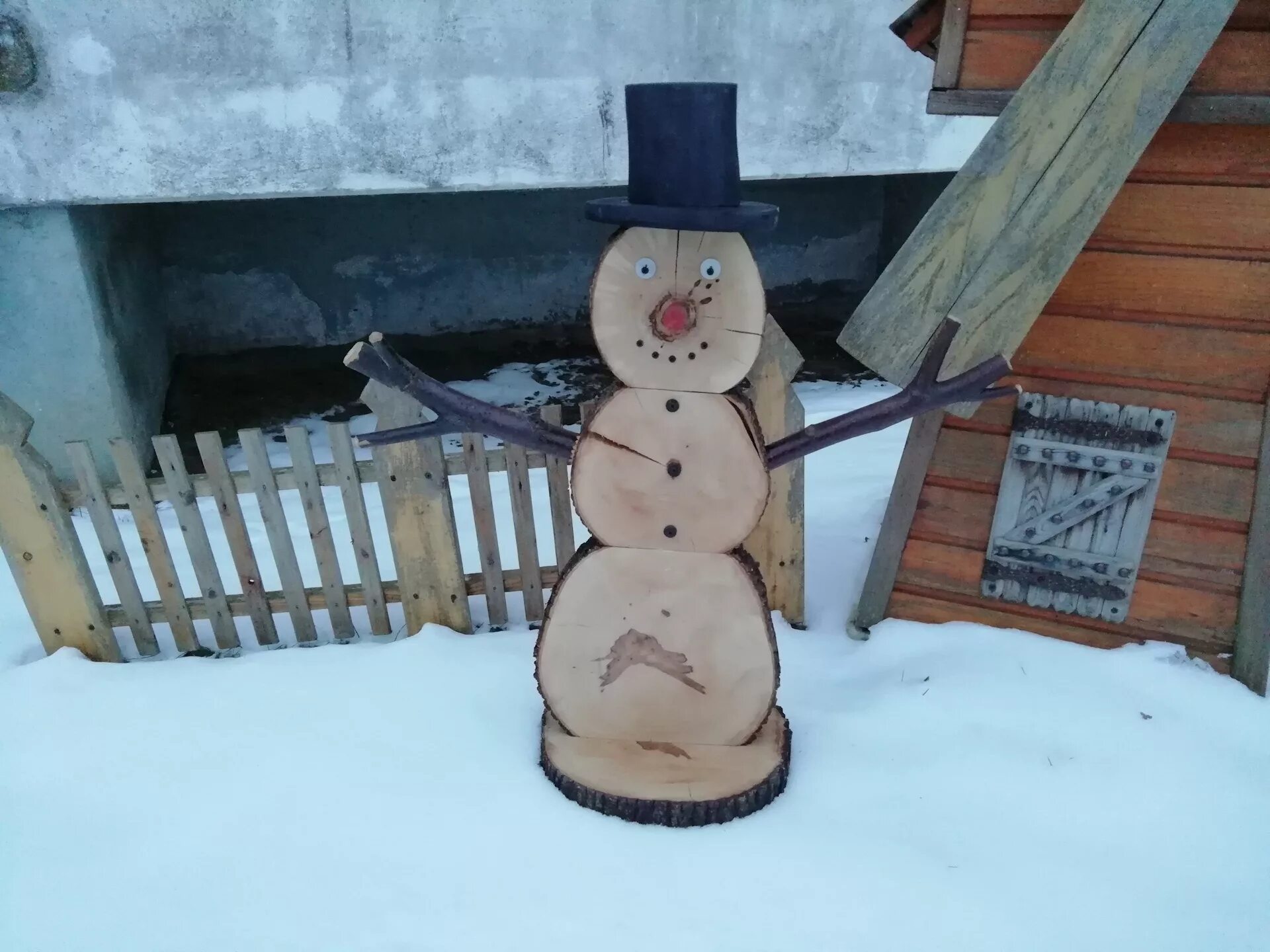 Снеговик из дерева большой. Снеговик из спилов дерева своими руками. Снеговик из спилов дерева своими руками. Снеговик из деревянных спилов. Снеговик из спилов дерева.