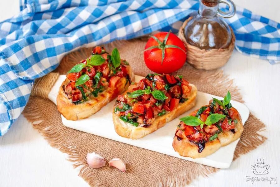 Брускетты с помидорами и базиликом. Брускетта с помидорами и базиликом. Брускетта с помидорами черри. Брускетта неаполитано. Брускетта с помидорами и базиликом.
