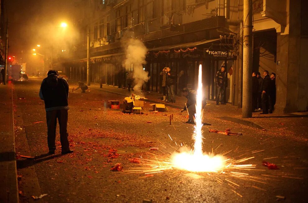 взрывать петардами лет