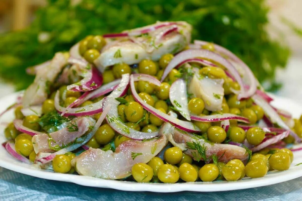 Салат с солёными огурцами и горошком. Салат с зелёным горошком луком. Салат с зелёным горошком. Салат соленые огурцы с горошком и луком. Салат с горохом и картошкой.