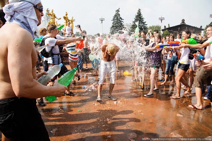 Водная битва. Битва на водяных пистолетах. Водная битва ВДНХ. Праздник с водными пистолетами. Water fights