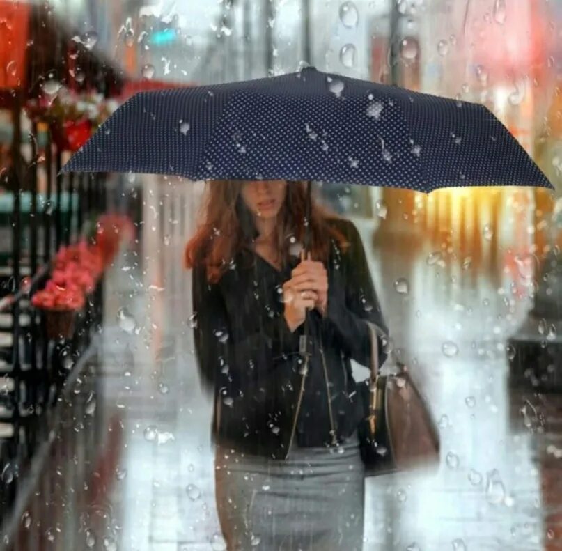 Женщина под дождем. Девушка с зонтом. Дождь осенний и девушка. Девушка с зонтиком под дождем.