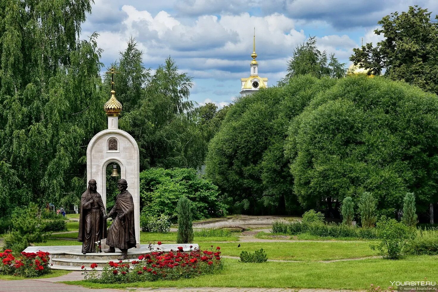 Мо г дмитров. Дмитров город. Дмитров Московская область. Памятник Петру и Февронии в Дмитрове. Дмитров парк храм.