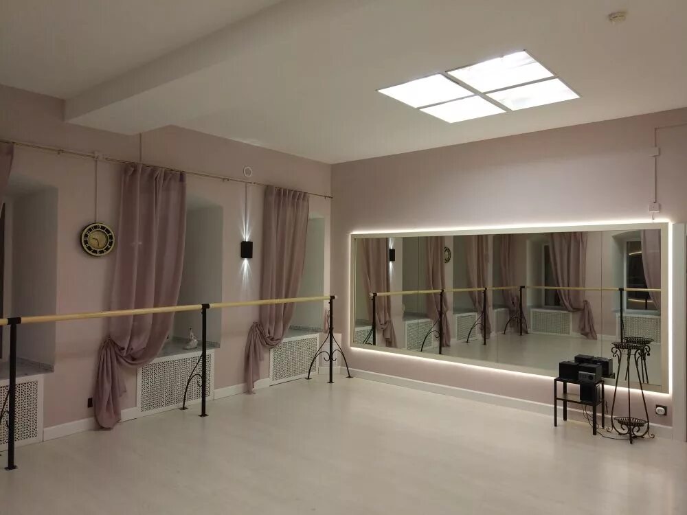 Фото зеркального зала. Зеркала для танцевального зала. зеркала в зал хореографии. балетный класс интерьер. зал с зеркалами для танцев.