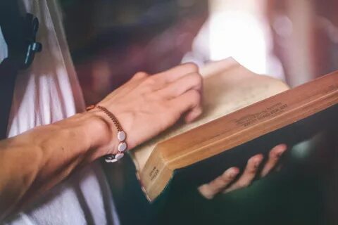 Рука над книгой