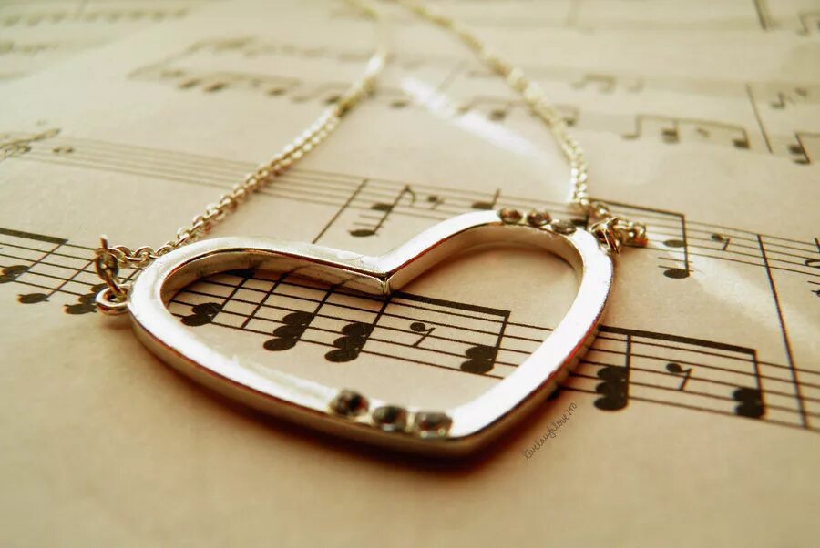 Музыку можно открыть. Музыкальное сердце. Красивые нотки. Красивые Ноты. Ноты картинки красивые.