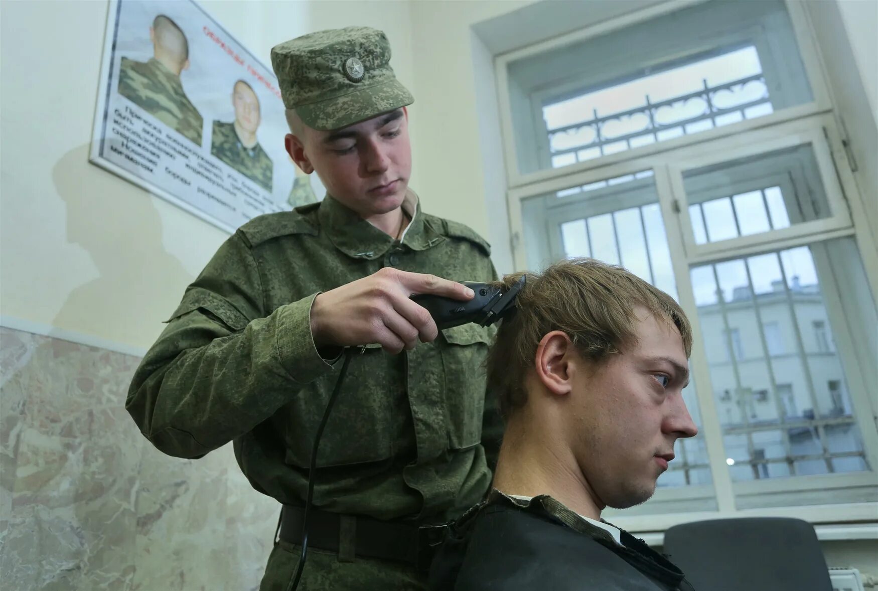 Можно ли в армии. Воскресенский военкомат. Зеленский уклонист. Советск Кировская область весенний призыв 2018 г. Стрижка в армии.