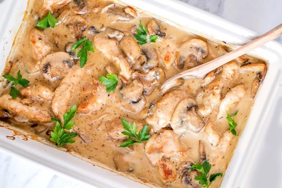 Куриное филе с шампиньонами в сливочном. Куриное филе с грибами в сливочном соусе. куриная грудка с грибами в духовке. курица с грибами в сливочном соусе. куриное филе с шампиньонами в соусе.