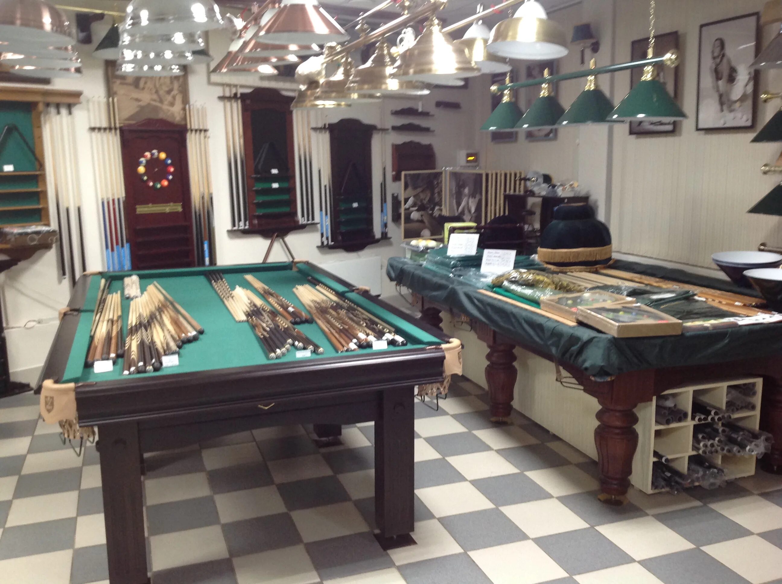 оборудование бильярдной. бильярдный кий сигачева. магазин бильярда. современный бильярдный стол. магазин бильярда.