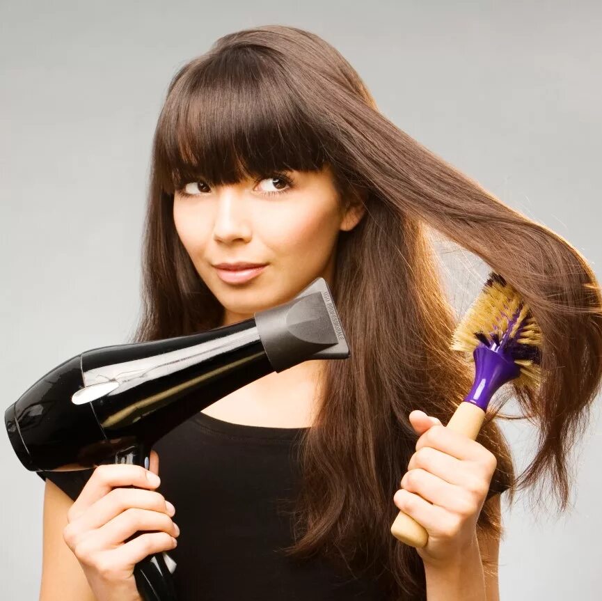 Укладка волос феном. Девушка укладывает волосы. Девушка укладывает волосы. Брашинг прическа. Девушка укладывает волосы.