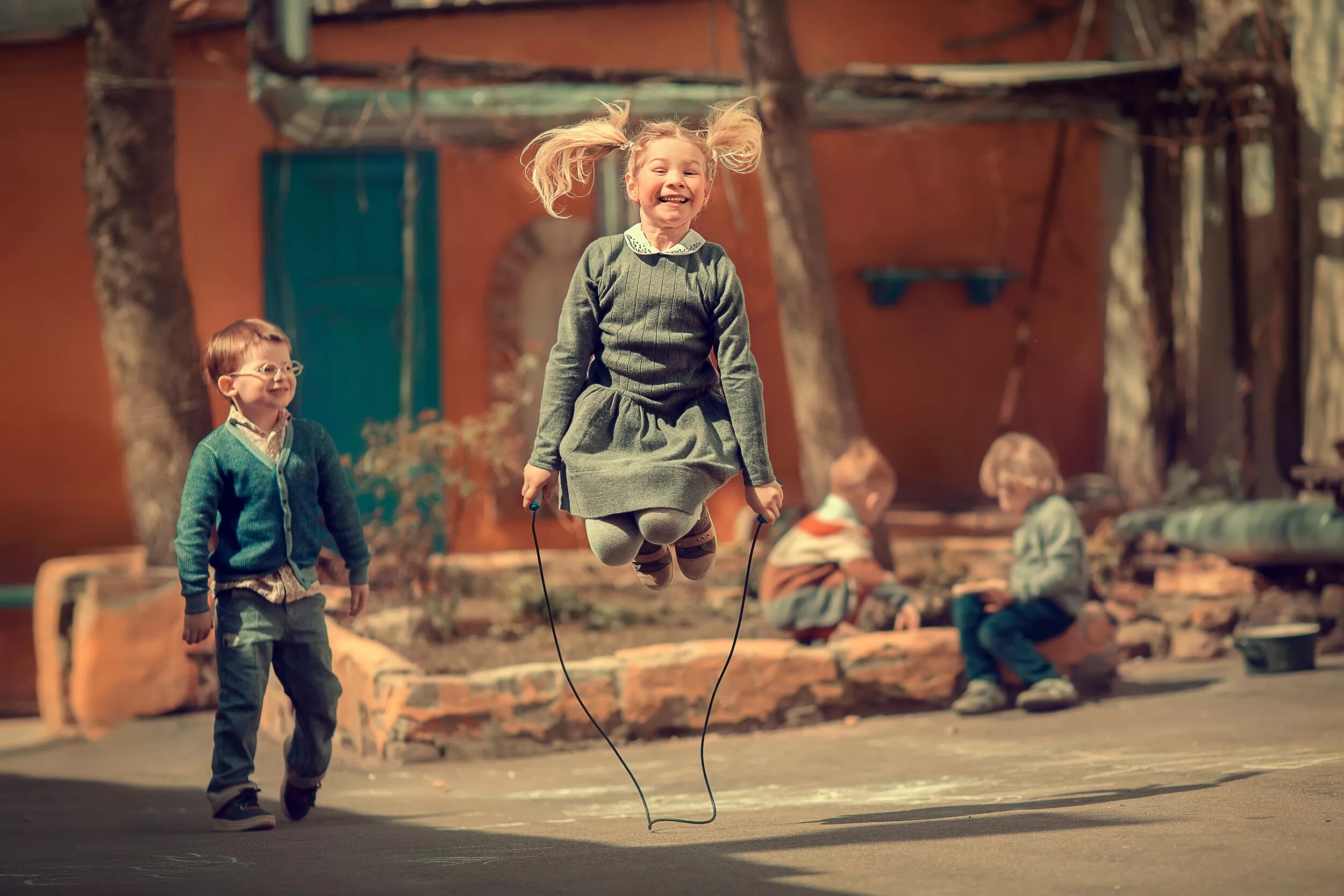 Счастливое детство. Дети радуются. Сюжетные фотографии. Детство картинки.