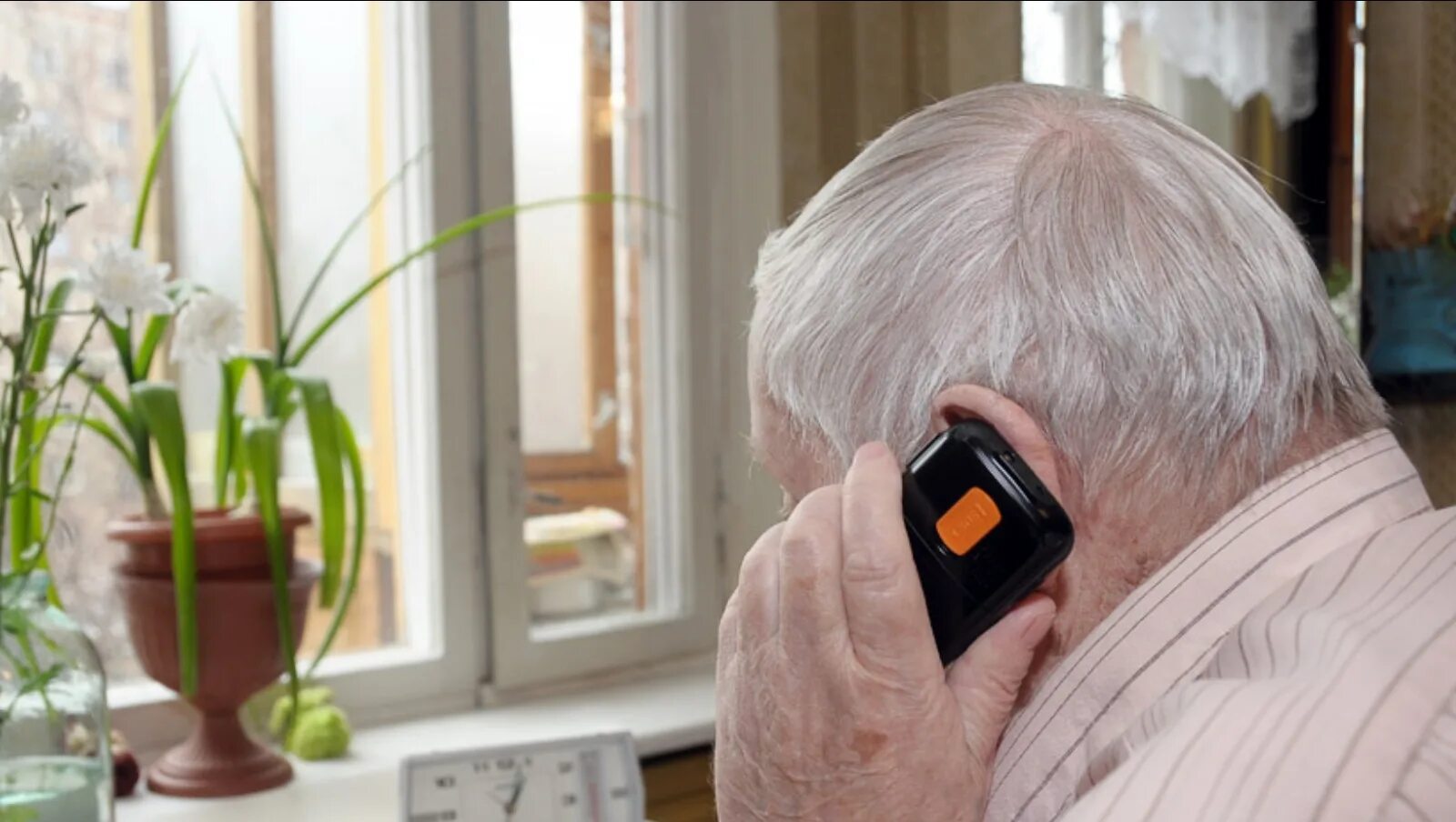 Телефоны мошенников 2024. Пенсионерка с телефоном. Пенсионер разговаривает по телефону. Дедушка с телефоном. Телефон для пенсионеров.