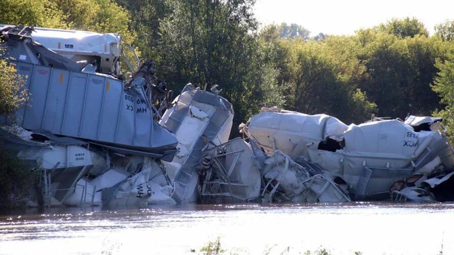 Мост в америке который рухнул. Поезд упал с моста в воду. Поезд упал в реку. Товарный поезд упал в реку.