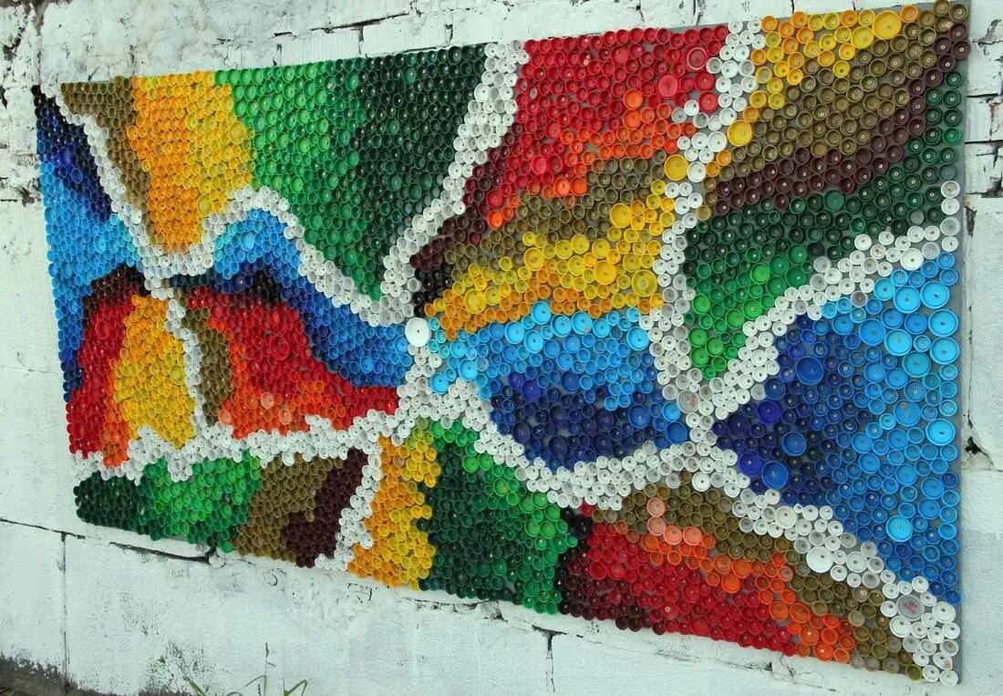 Мозаика из пластиковых бутылок. Мозаика из крышек от пластиковых бутылок. Мозаика из пластиковых бутылок. Мозаика из пробок от пластиковых бутылок. Панно из крышек.