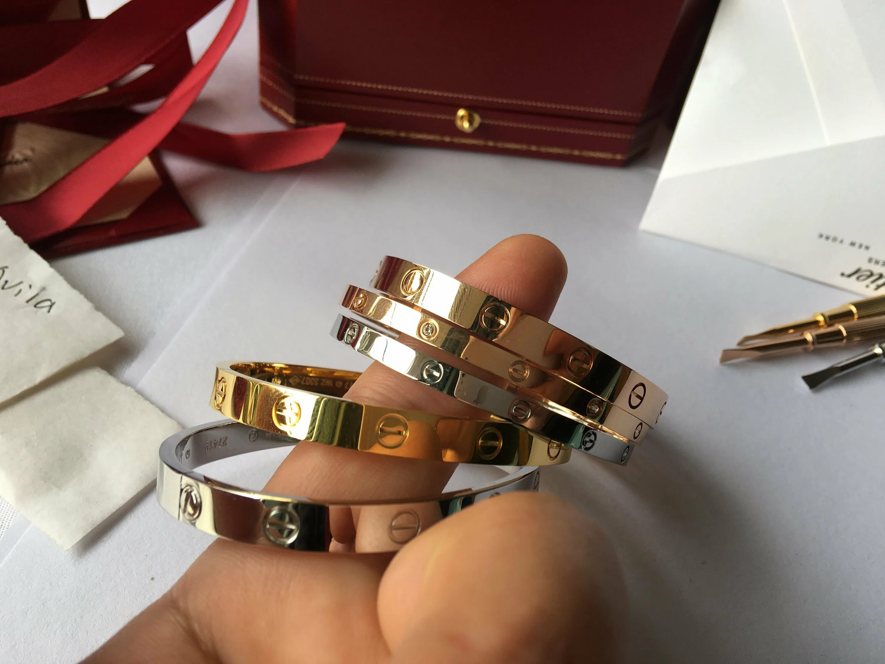 Браслет cartier купить. Браслет Cartier 1501689. Cartier Love Bracelet. Браслет Картье браслет лав. Браслет Картье лав оригинал.