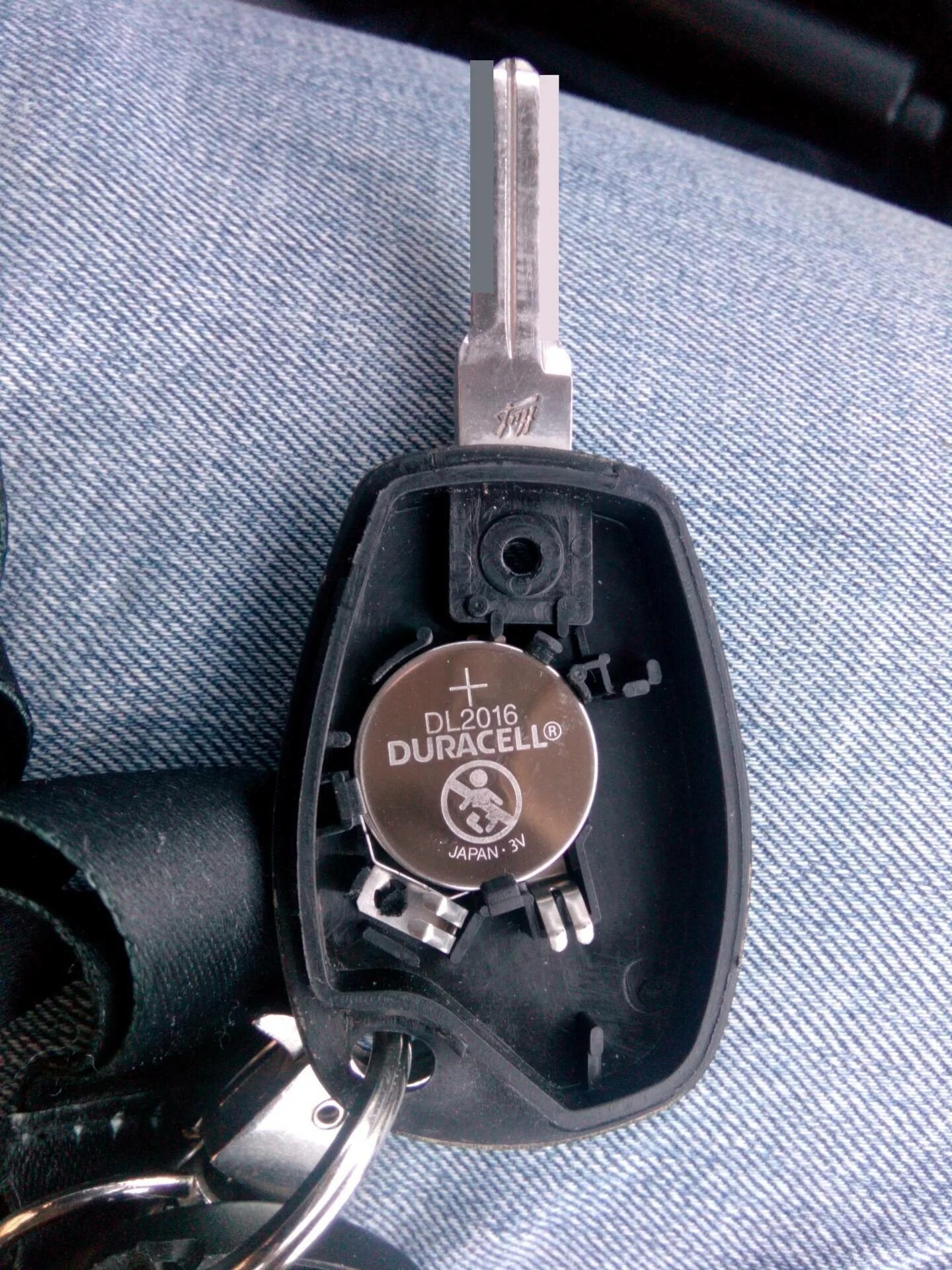 Батарейка в ключе тигуан 2011. Как поменять батарейку в ключе зажигания. Батарейка в ключ зажигания фольксваген. Корпус ключа зажигания 3 кнопки тойота ленд. Рено лагуна 1 2000 г батарейка в ключе.