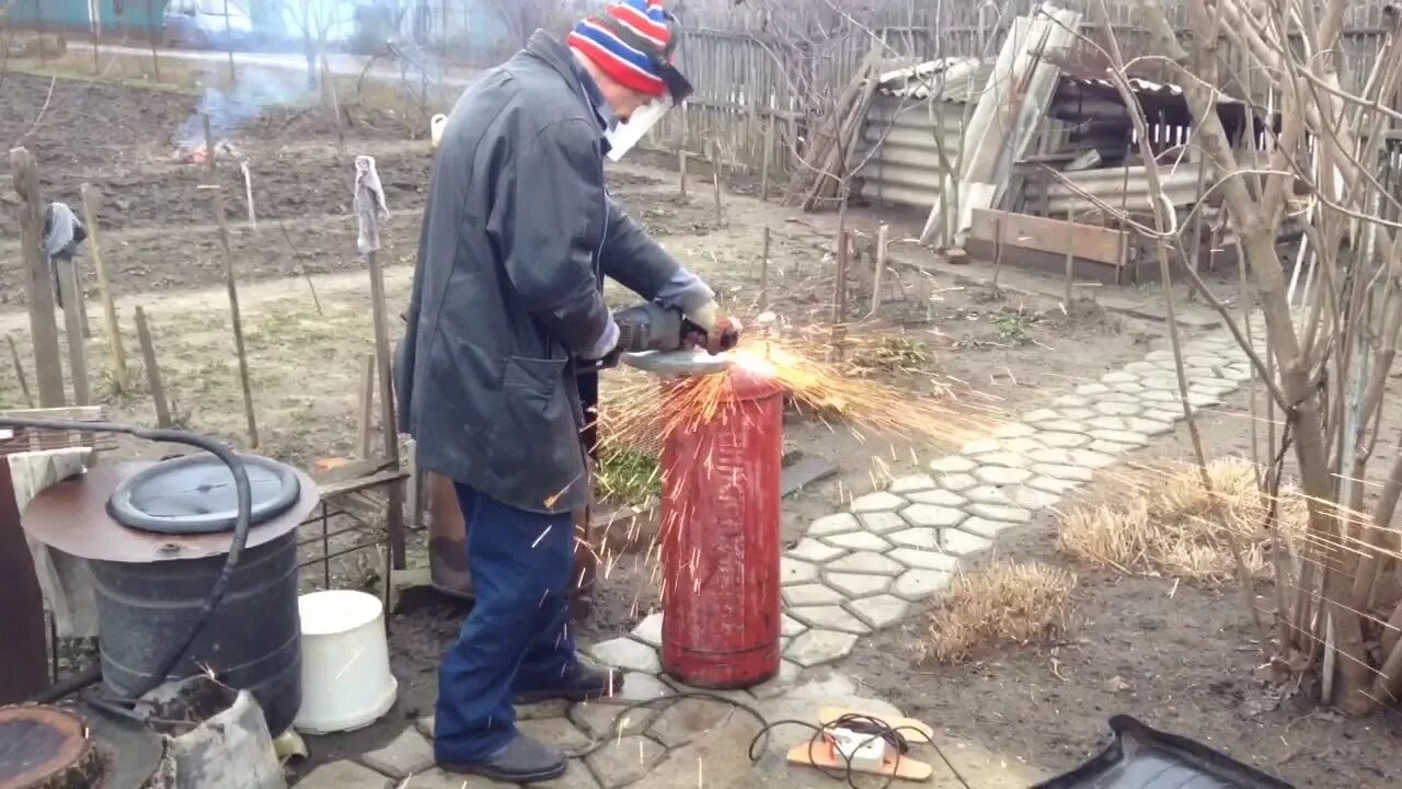 Как безопасно разрезать. Разрезанный газовый баллон. разрезать болгаркой газовый баллон. пилит газовый баллон. безопасное разрезание баллона.